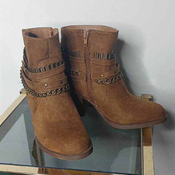 JustFab Shoes - JustFab Kualeah Chain Strap Ankle Boots Size 9
